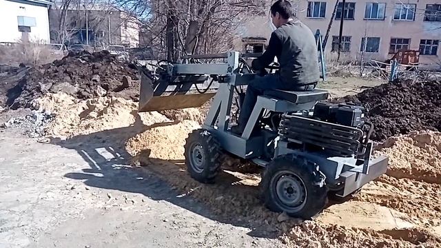 Работа с челюстным ковшом на самодельном минипогрузчике.