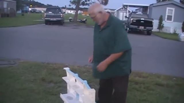 ЗЛОЙ ДЕД Играет в куклы