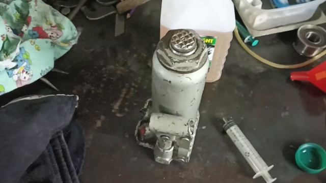 Замена масла в гидравлическом домкрате.