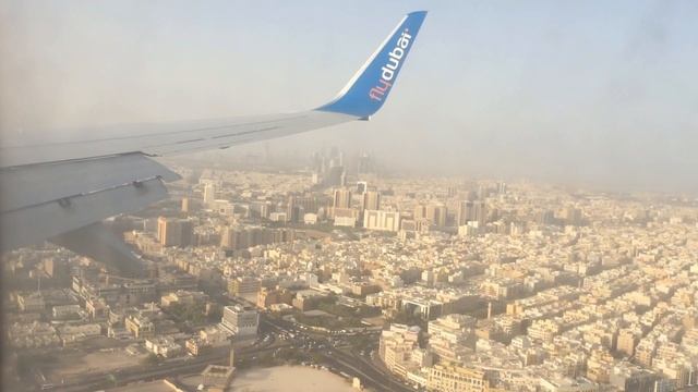 Посадка самолета в Дубай, вид из иллюминатора. 08.08.2017