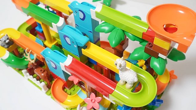 Развивающие детские игрушки. Гоночная горка. Лего Дупло.