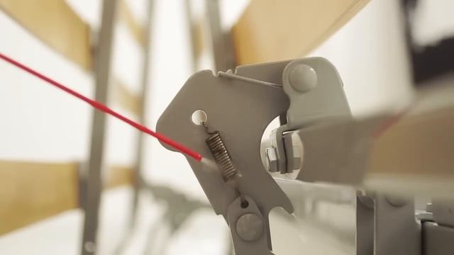 Смазка механизма "аккордеон" в процессе сборки дивана