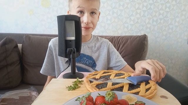 АСМР-ИТИНГ. ЕМ ЧЕРНИЧНЫЙ ПИРОГ С КЛУБНИКОЙ