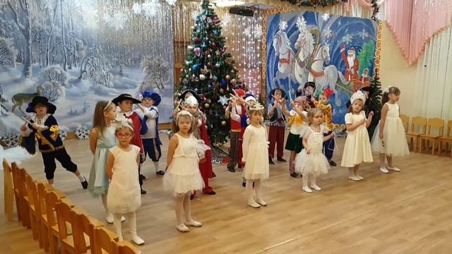 Новогодний оркестр "В лесу родилась ёлочка" ???