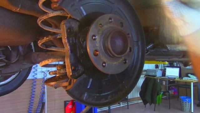 Ускоренная замена задних тормозных дисков и колодок на Опель Астра H