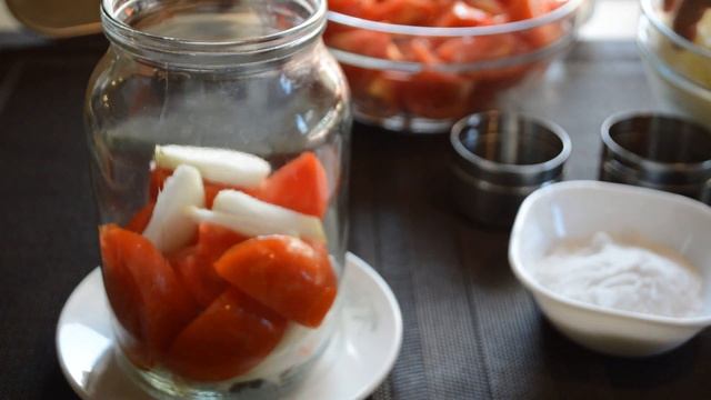 ПОМИДОРЫ ДОЛЬКАМИ с луком и маслом: консервируем на зиму легко и просто
