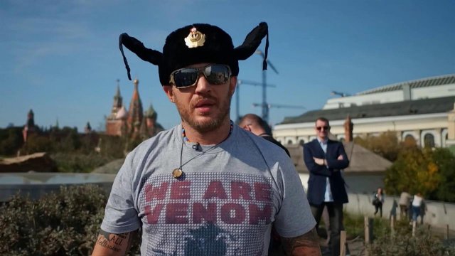 Голливудская звезда Том Харди посетил "Зарядье" и дал эксклюзивное интервью программе "Время"