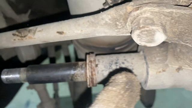 Вариант снятия нижнего рычага с балки нива в месте с осью