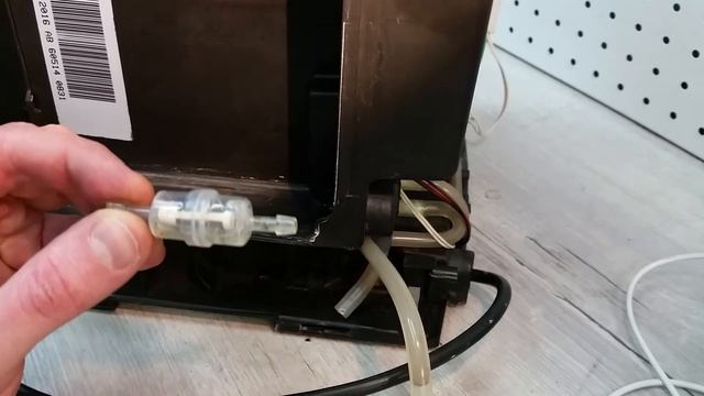 Замена фильтра грубой очистки на кофемашине Delonghi.