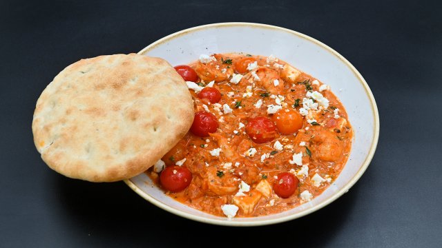 Креветки в соусе саганаки с молодым сыром и греческой питой Пита