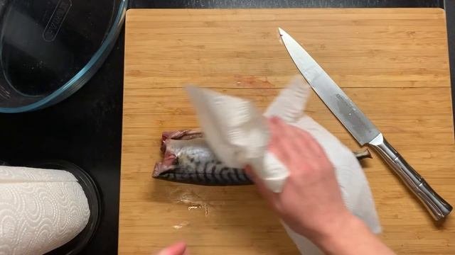 5 минут на разделку: как легко и быстро разделать скумбрию на филе от костей для запекания в духовк