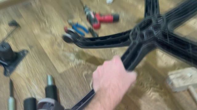 Замена газлифта и механизма качания на офисном кресле. Ремонт офисного кресла.