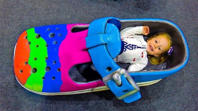 Настя играет на красочных детских площадках