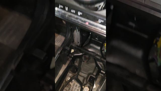 Мерседес GLB 250 4 matic, где стоит резервный акб