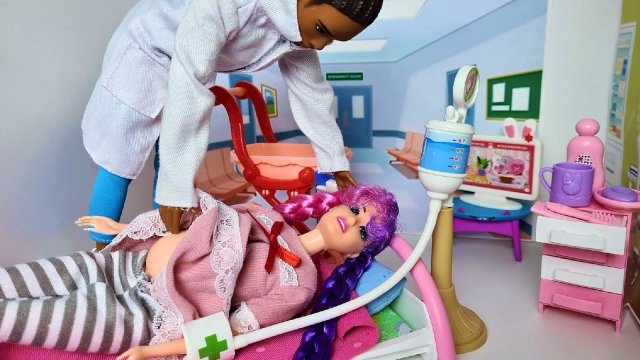 БЕРЕМЕННАЯ ХАРЛИ КВИН В БОЛЬНИЦЕ?? смешные куклы видео обзор распаковка Даринелка