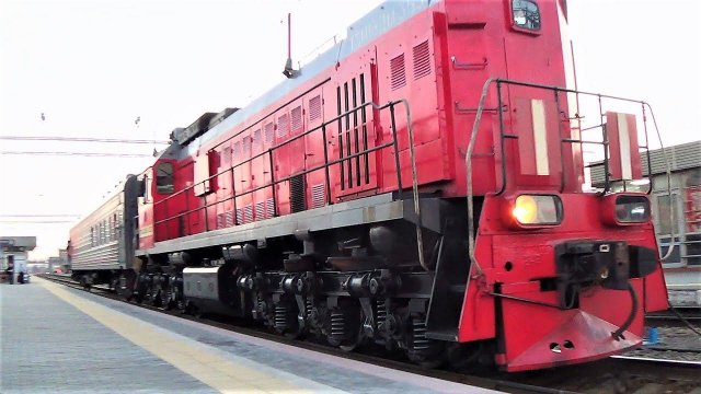 настоящая железная дорога смотрим поезда и паровозы ждем наш поезд