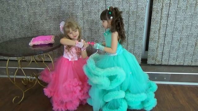 Маргарита и Диана на КОНКУРСЕ КРАСОТЫ самые пышные платья ДЛЯ ДЕВОЧЕК