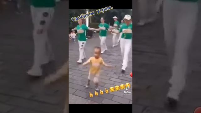 Зажигательный синхронный танец