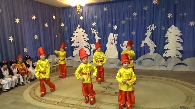 Танец Гномиков на новогоднем празднике в старшей группе детского сада