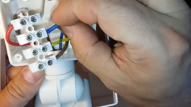 Как подключить прожектор с датчиком движения (присутствия).