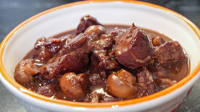 НАСТОЯЩЕЕ мясо по-французски. Можно есть губами. Знаменитая на весь мир говядина -по-бургунски