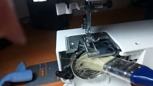 Чистим и смазываем  челнок швейной  машины