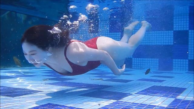 Подводное плавание девушки