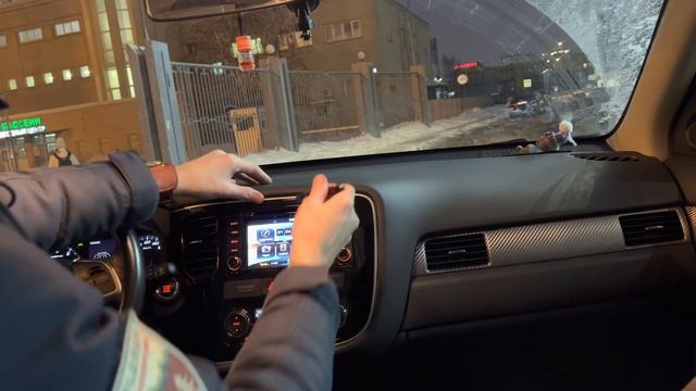 Снятие накладки магнитолы и климата Mitsubishi Outlander 3 2012-2021