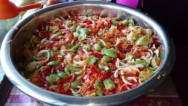 САЛАТ ИЗ ЗЕЛЕНЫХ ПОМИДОР НА ЗИМУ ! ГОТОВЛЮ ЕГО ТАЗАМИ ! САЛАТ ОБАЛДЕННЫЙ, ПАЛЬЧИКИ ОБЛИЖЕШЬ !