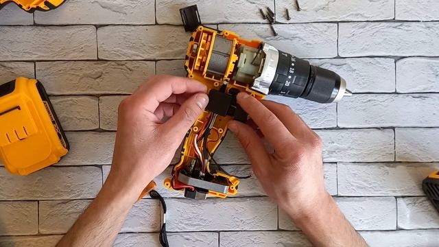 Шуруповёрт Dewalt ударный бесщеточный 21 вольт 2 ампер. Аналог DEWALT. Разборка