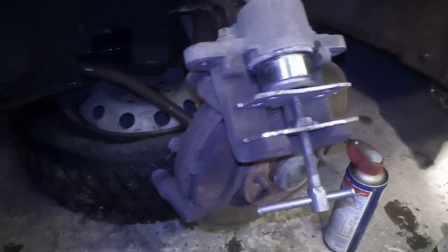 Клинит передний супорт Приора.