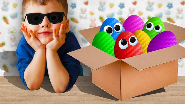 Мальчик Открывает целую коробку Яйца Сюрприз, обзор на игрушки Фиксики и не только
