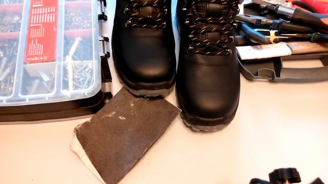 Что сделать, чтобы обувь не скользила зимой на льду