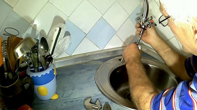 Установка смесителя на мойку с крепёжной гайкой. Последовательность сборки.