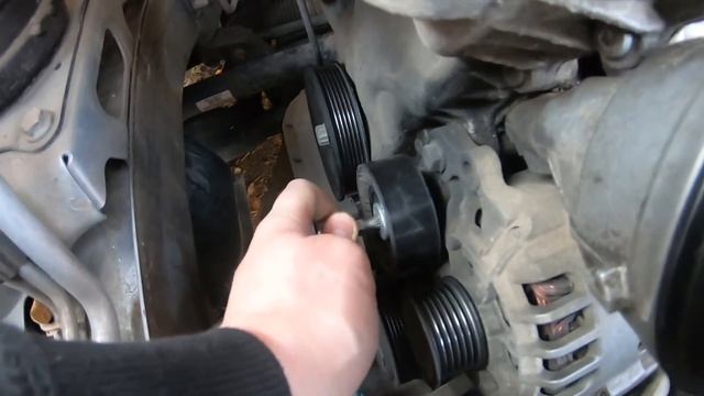 Замена поликлинового ремня на Skoda Fabia 1.2, проверяйте ширину ремня, откручиваем ключом Torx 50.
