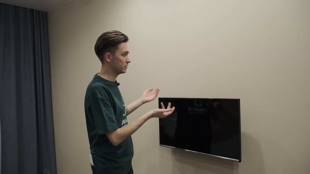 На какой высоте от пола повесить телевизор в спальне?