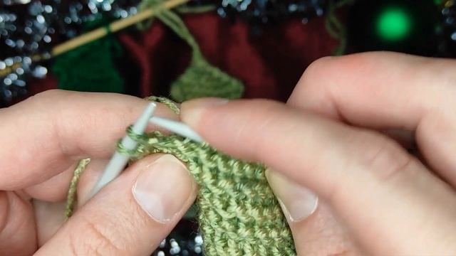 Вязаная спицами ёлочка на Новый год! / Новогодняя ёлочная игрушка своими руками