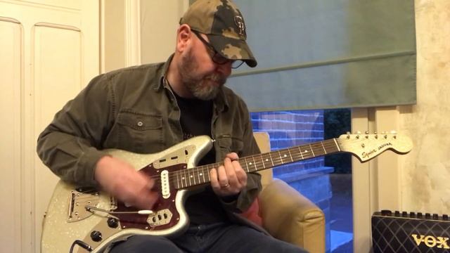 Squier Classic Vibe Silver Sparkle 60s Jaguar Demo ( No Talking ).