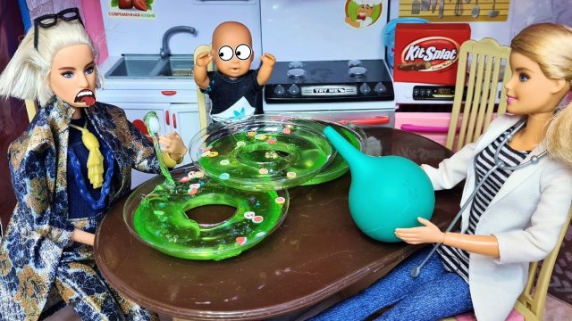 КУШАЙТЕ, КУШАЙТЕ, Я ПОДОЖДУ?? Катя и Макс веселая семейка! Смешные куклы слаймы Барби Даринелка ТВ