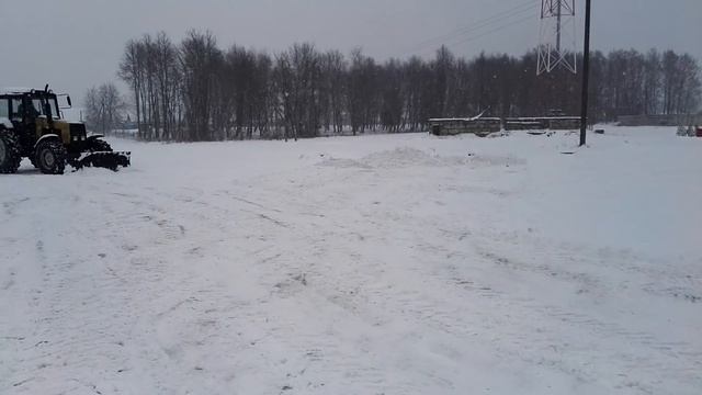 Чистка снега трактором МТЗ 1221. Уборка снега в Минске.