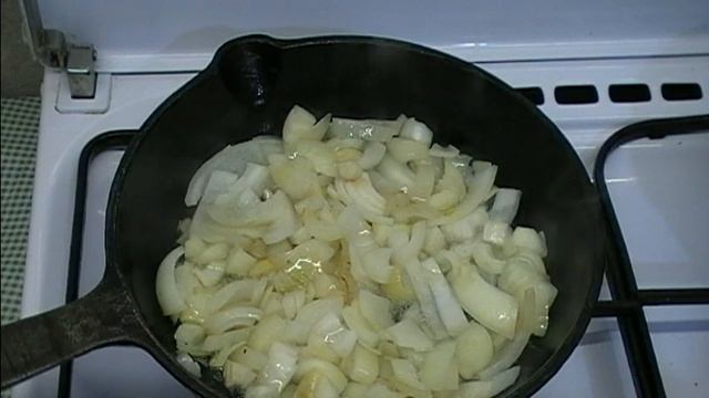 КУРИНЫЕ ЖЕЛУДКИ ТУШЕНЫЕ С ЛУКОМ И МОРКОВЬЮ В СМЕТАННОМ СОУСЕ.