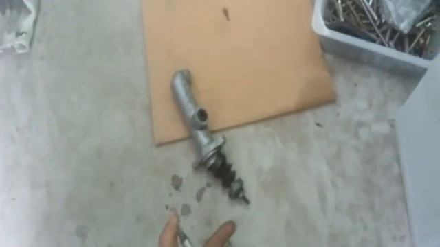 Снятие, ремонт и установка главного цилиндра сцепления Ауди 100 с4