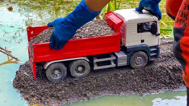 Дети и Машинки. Дорога для машинок игрушек в воде. Манкиту