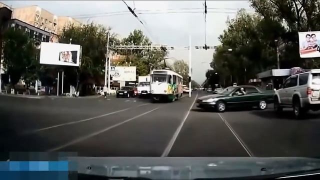 водятлам траваи не помеха, столкновения авто с трамваем