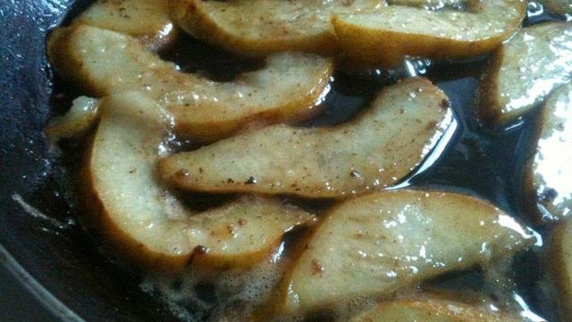 Блины с карамелизированными грушами