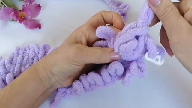 Подушечка из пряжи Alize Puffy без швов. В комплект к пледу.