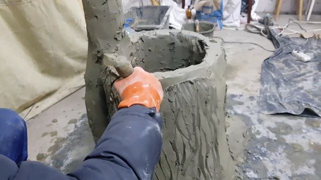 цветочник  из  арт  бетона  в  виде  пня,  замок из  цемента .  работа  мастера  Олега  Савченко