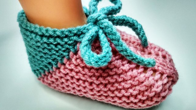 Удобные и простые пинетки спицами без единого шва