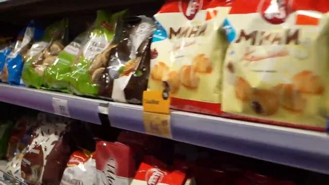КТО БОЛЬШЕ КУПИТ ШОКОЛАДОК АЛЁНКА! ЗАРУБА С СУПЕР СТАС