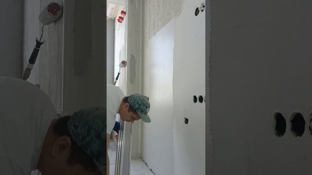 Нанесение гипсовой шпаклевки валиком
